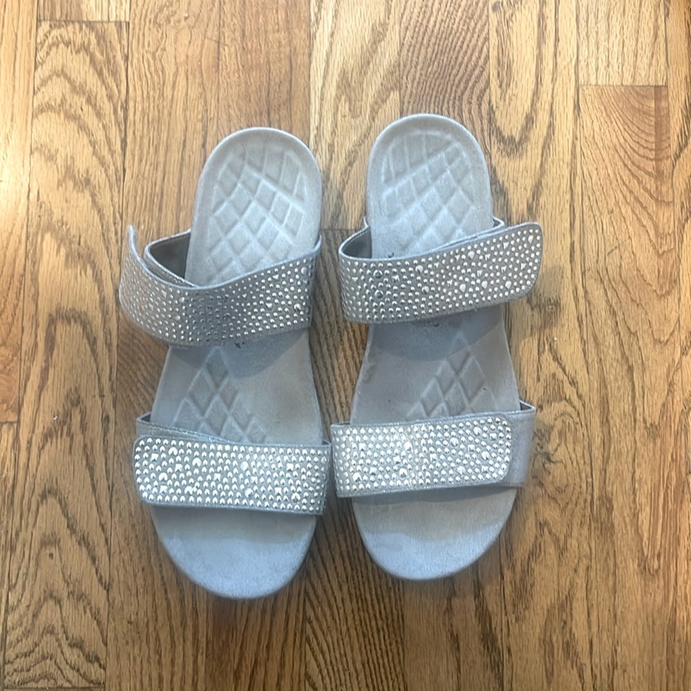 EASY SPIRIT LADIES SANDALS SZ 10M GRAY/SILVER 2 STRAPS EUC COMFORT +